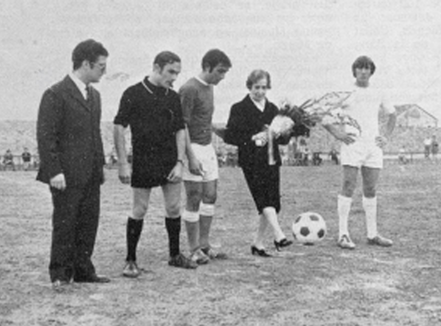 Maria Recasens efectua el servei d’honor del partit inaugural entre el conjunt regional de l’AEM i el Vilanova de Segrià